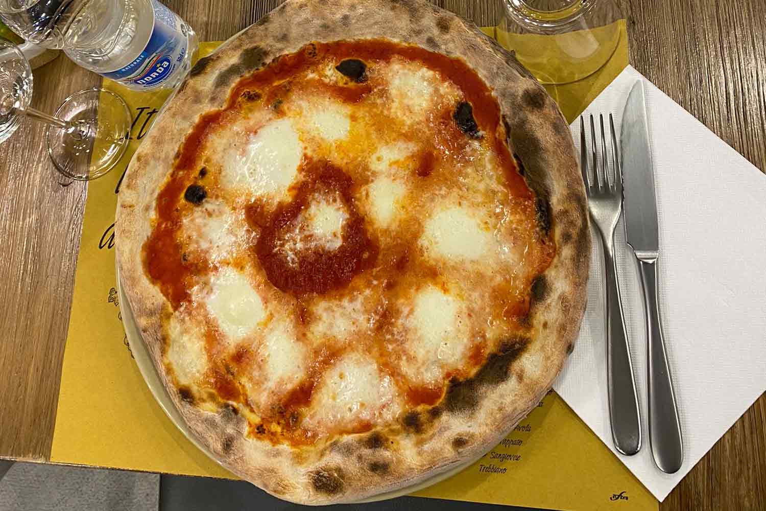 Pizza con mozzarella senza lattosio da Ghiotto ristorante e pizzeria