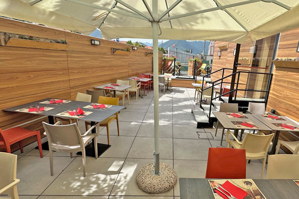 tavoli all' aperto nella terrazza estiva da Ghiotto Ristorante Pizzeria Paladina